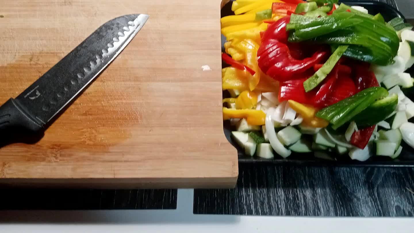es dans la casserole avec de l'huile d'olive et ajoutez les poivrons et les oignons puis les courgette et les épices vers la fin