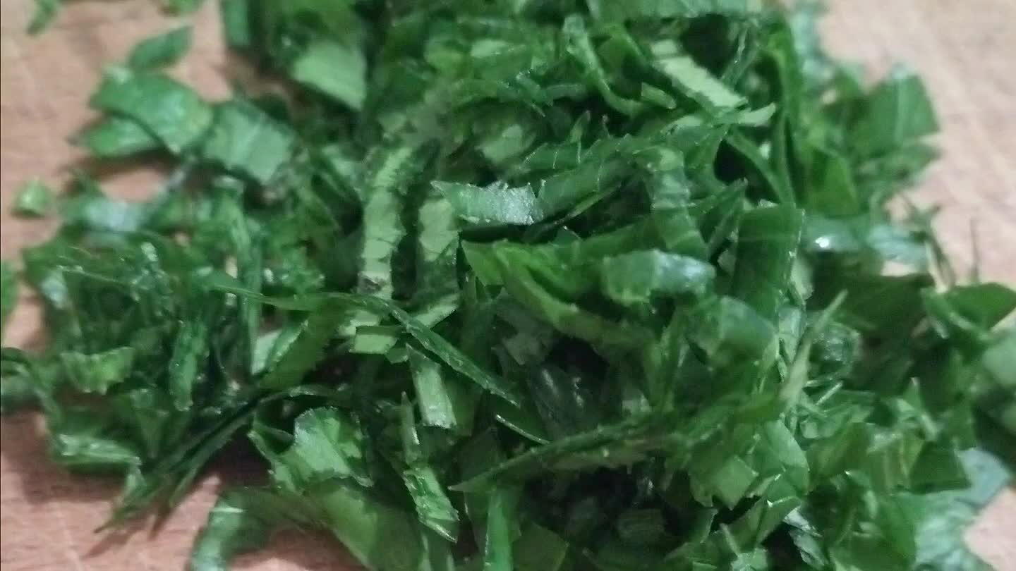 ni di pesce...spolveriamo ora con del pepe nero macinato e spargiamoci il prezzemolo e l'aglio ...