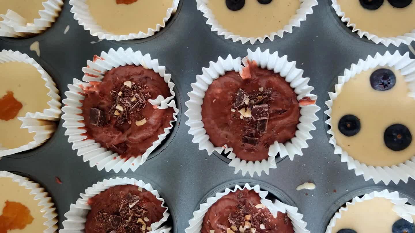 s de naranja le añadí mermelada de naranja amarga, a las de arandano 3 arandanos y a las de chocolate el resto que deje. Por desgracia la decoración se bajó en el horneado. Bajamos el horno a 180° y horneamos unos 15 min arriba y abajo,( mi horno es de gas asi que yo necesité 5 min más y no me quedaron tan doraditas como deberían).