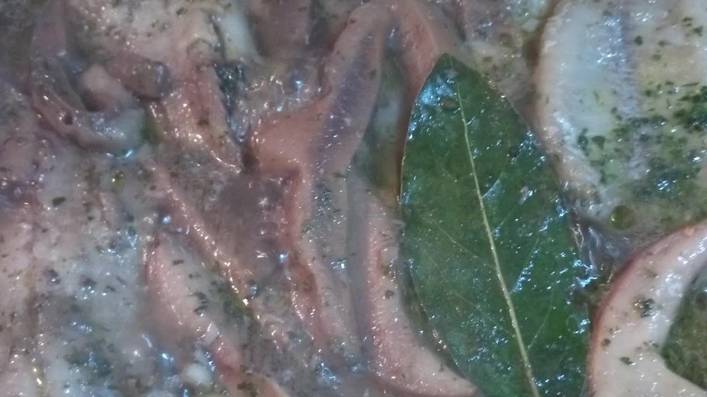 e spargere con un cucchiaio sopra il pesce