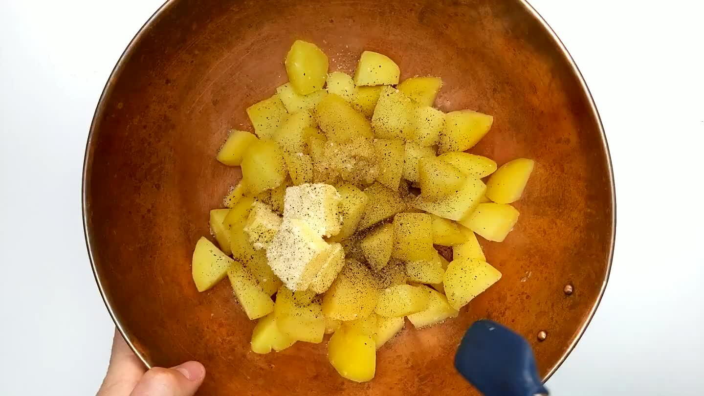 ng like a thick gravy that coats the potato chunks.