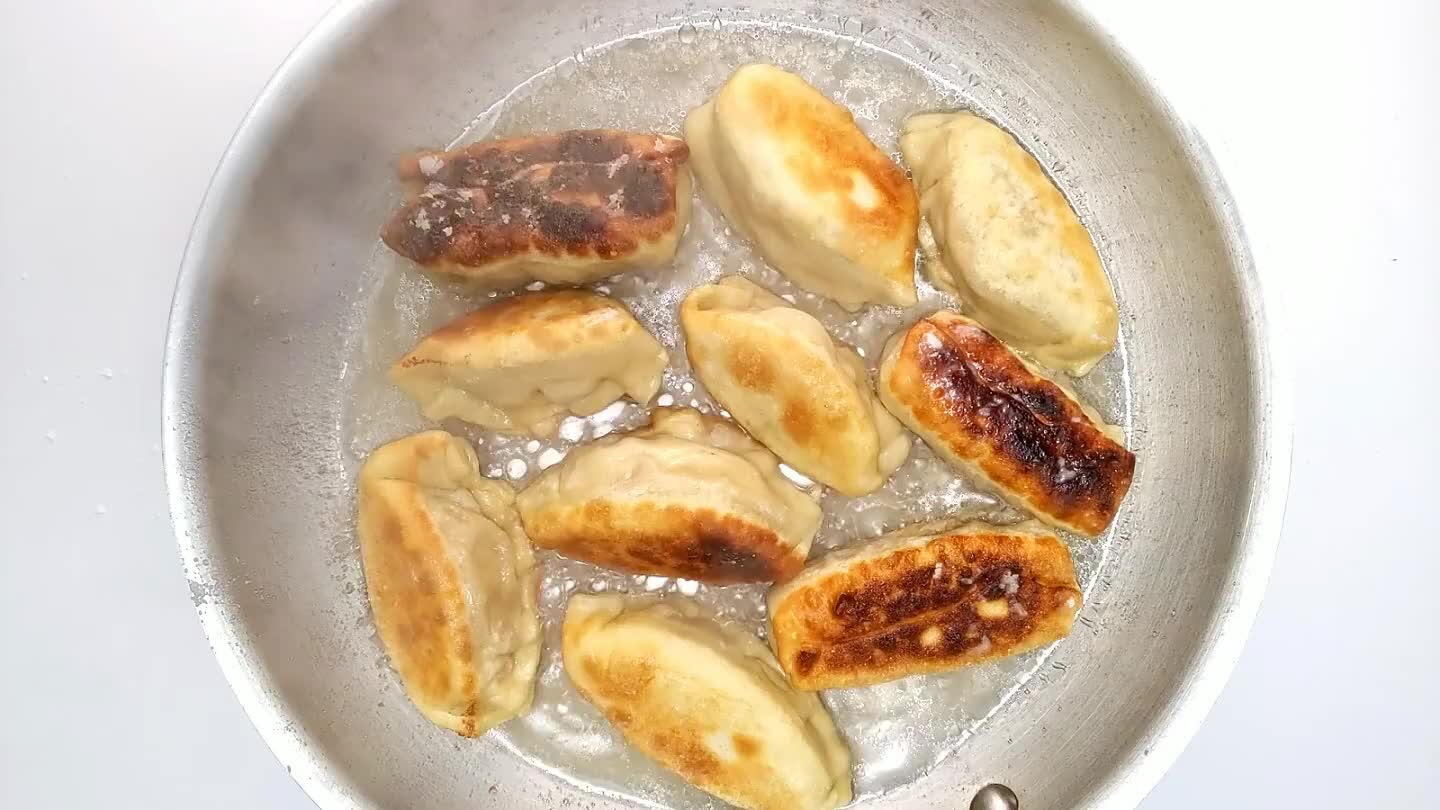 gin to stick to the pan. Cook for another few minutes, and they should crisp up enough that they become unstuck with only a gentle coaxing.