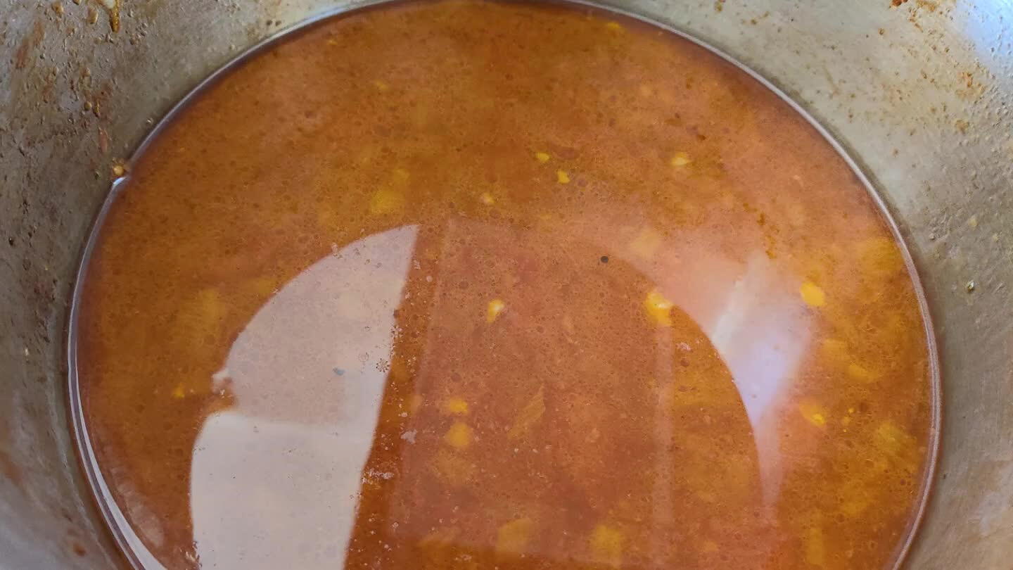 el exceso de grasa. Le añadimos el tomate concentrado, azucar a gusto, ve probando y añadiendole según veas. Deja cocer durante aproximadamente 20 a fuego medio y moviendo para que no se queme. Cuando se haya reducido le añadimos orégano, la miel y trituramos.