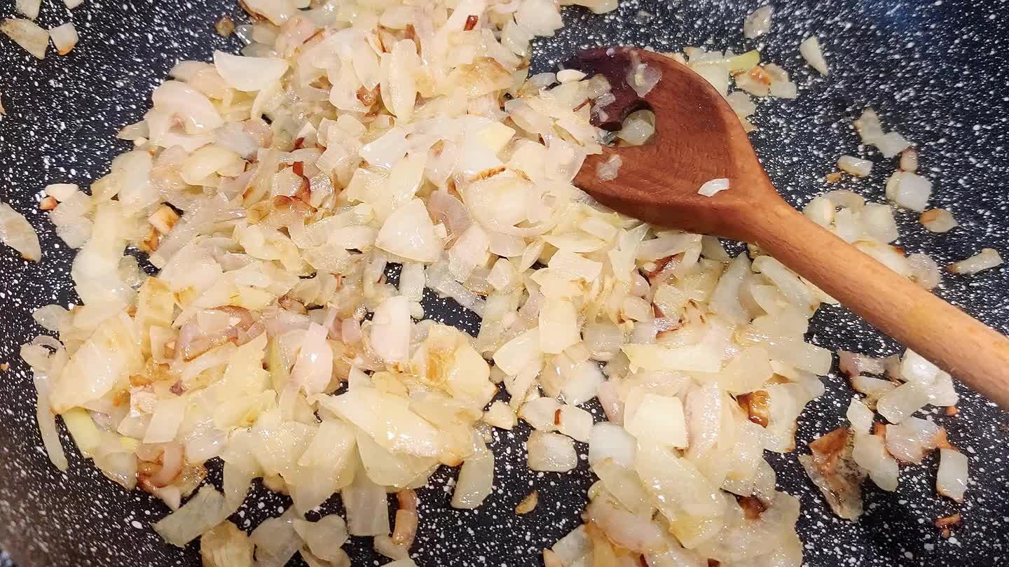 go medio unos 5-8 min, hasta que esten pochaditas. Añadimos la espinaca escurrida y cocinamos todo junto unos 5 min. Añadimos los frutos secos. Mezclamos el agua, la maizena y se lo añadimos, además salpimentamos y añadimos condimentos a gusto. Cocinamos y que espese todo un poco.