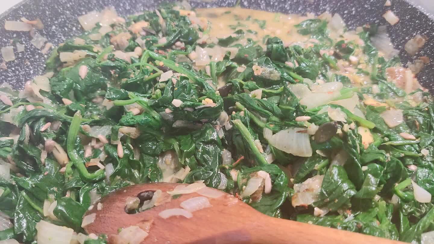 a. Mezclamos todo bien. Engrasamos con mantequilla el bol para hornear y colocamos placas de lasaña precocinadas, luego hacemos una capa de espinacas (la mitad) , volvemos a colocar otra capa de pasta, luego bechamel, y repetimos la capa de espinacas y bechamel. Terminamos con una capa de queso para gratinar.