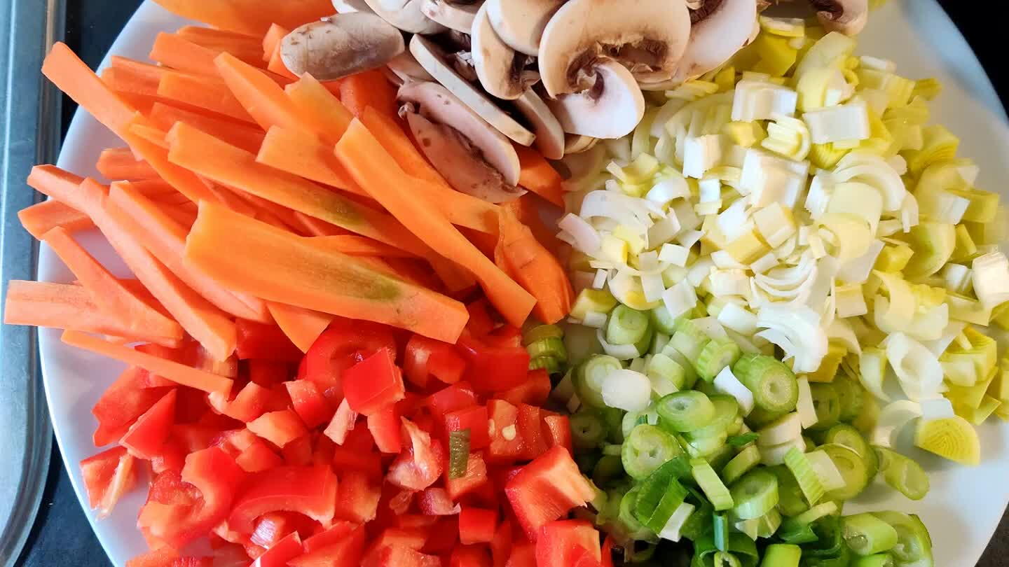 forrmas porque le doy una textura diferente. Puedes cortarlo todo en igual si quieres y puedes utilizar otras verduras.... Yo utilice las que tenia en casa