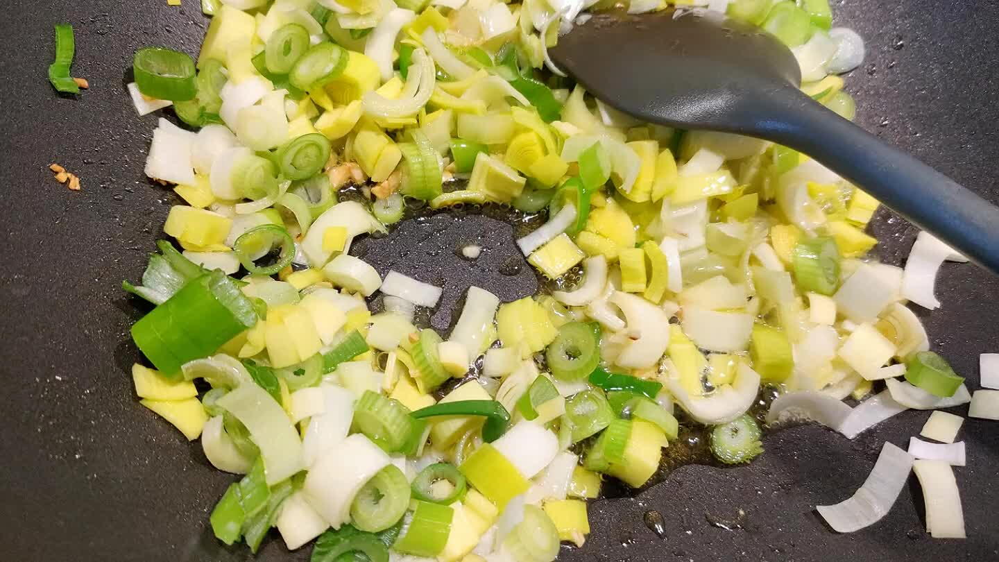 llinos. Cuando esté blandito añadir la zanahoria y pimiento, pochar unos 7 min a fuego medio hasta que empiecen a reblandecerse la zanahoria.