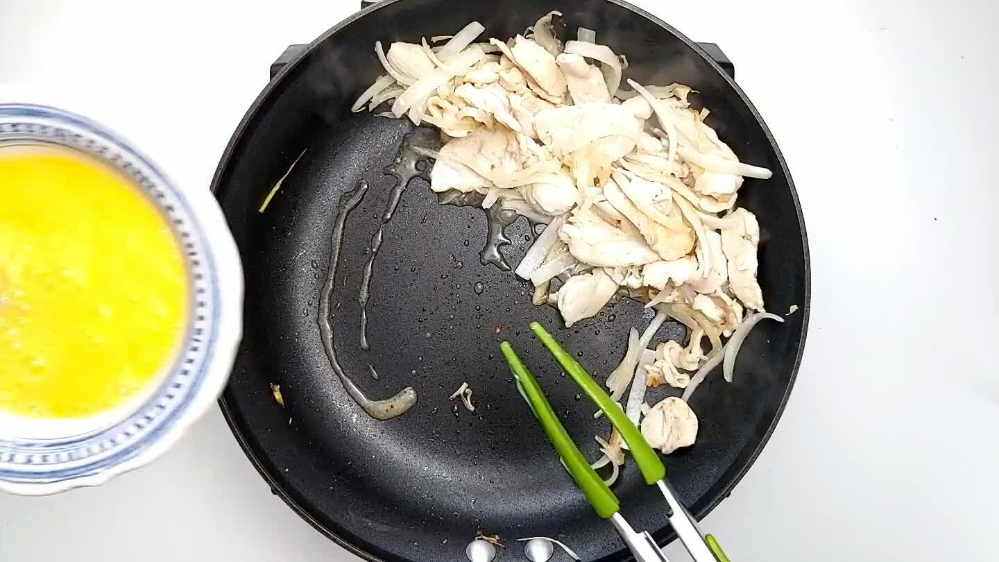 and pour in the egg. Onc cooked and broken up, incorporate into the chicken and onion.