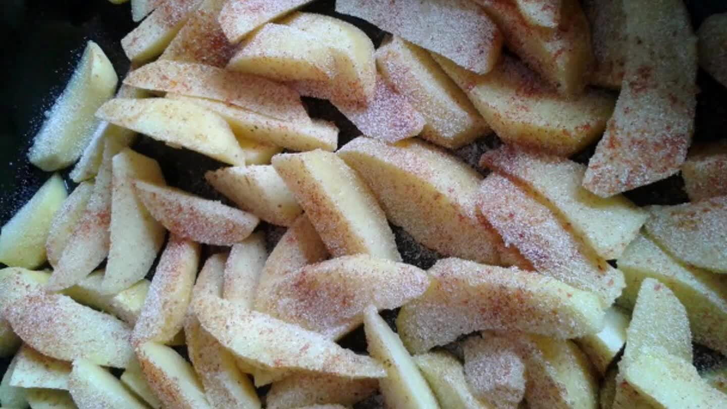 vegetu, čierne korenie a geilovacie a na koniec som na nich dala červené mleté korenie. Nezabudnite pridať olej a premiešať.