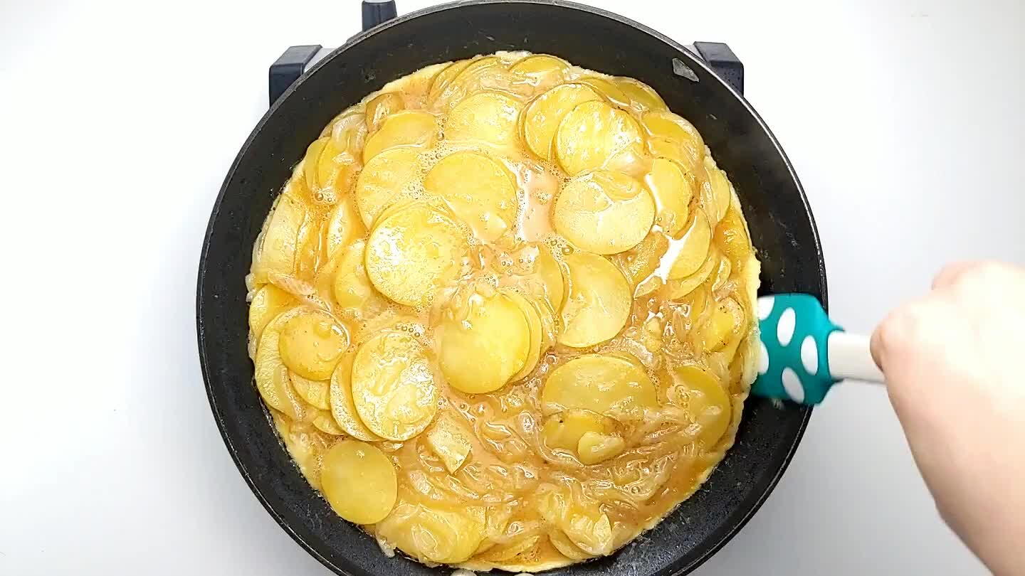 atula around the outside and underneath to make sure it is not sticking to the pan.