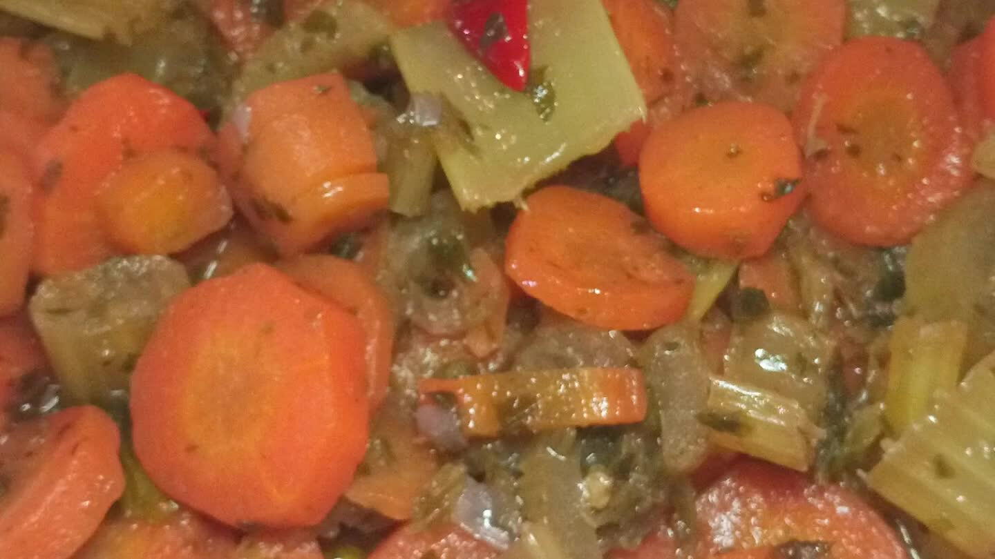 pepiamo , saliamo e soffriggiamo con olio e aromatizziamo con del vino di Zio Andrea !!!