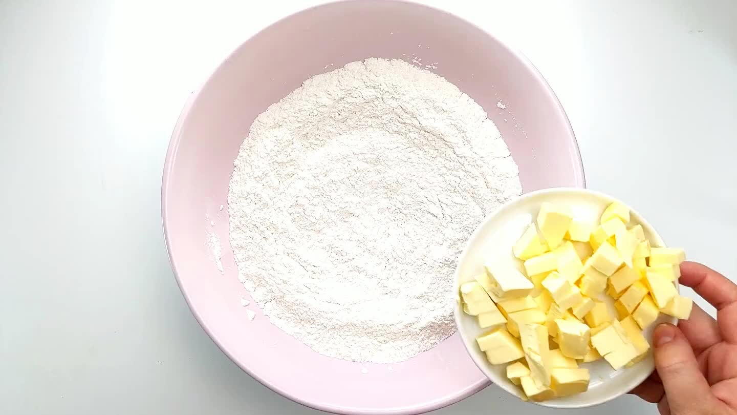pinch the butter into the flour until it is in pea-sized pieces and flakes.