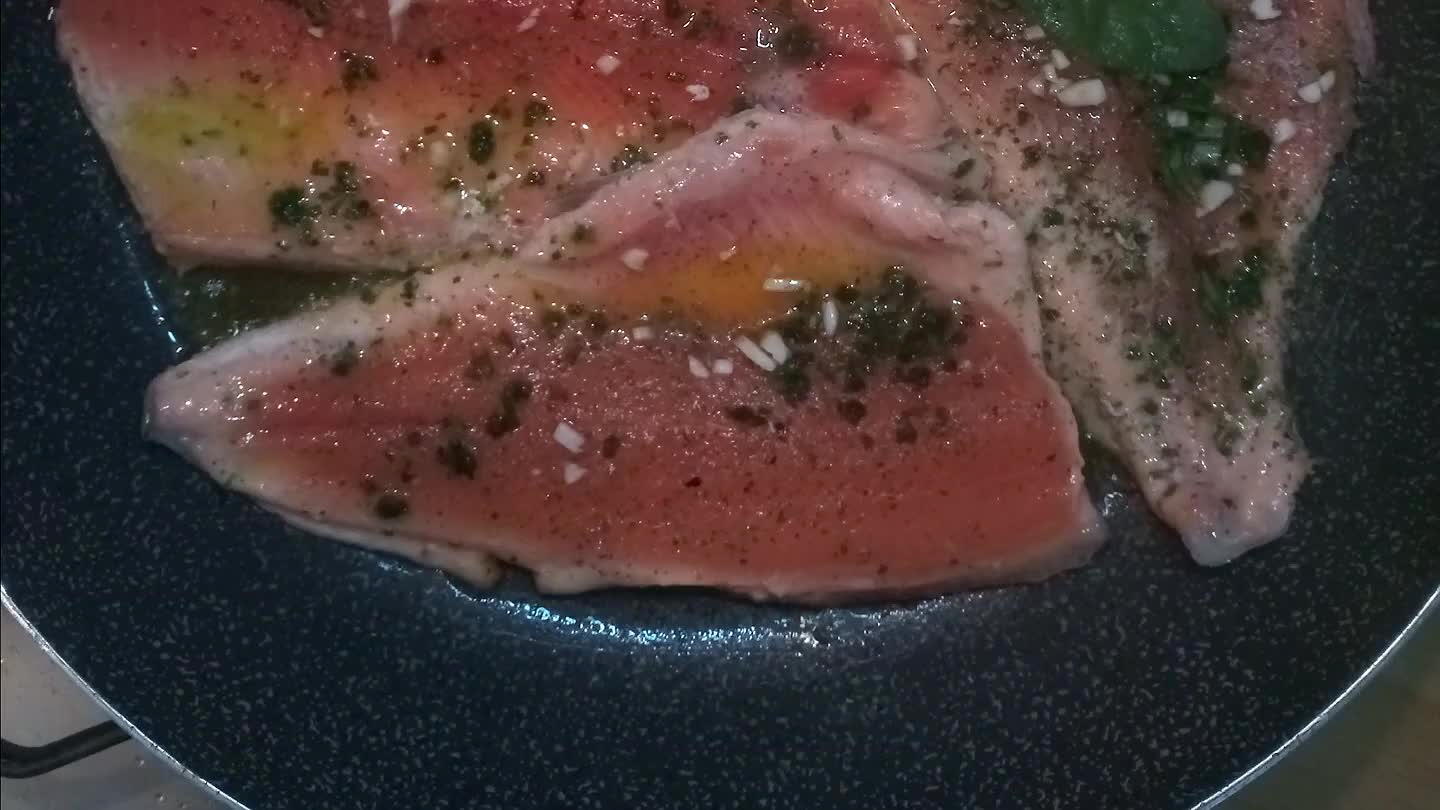 on aglio , prezzemolo , spezie , posiamoci sopra due foglie di salvia .