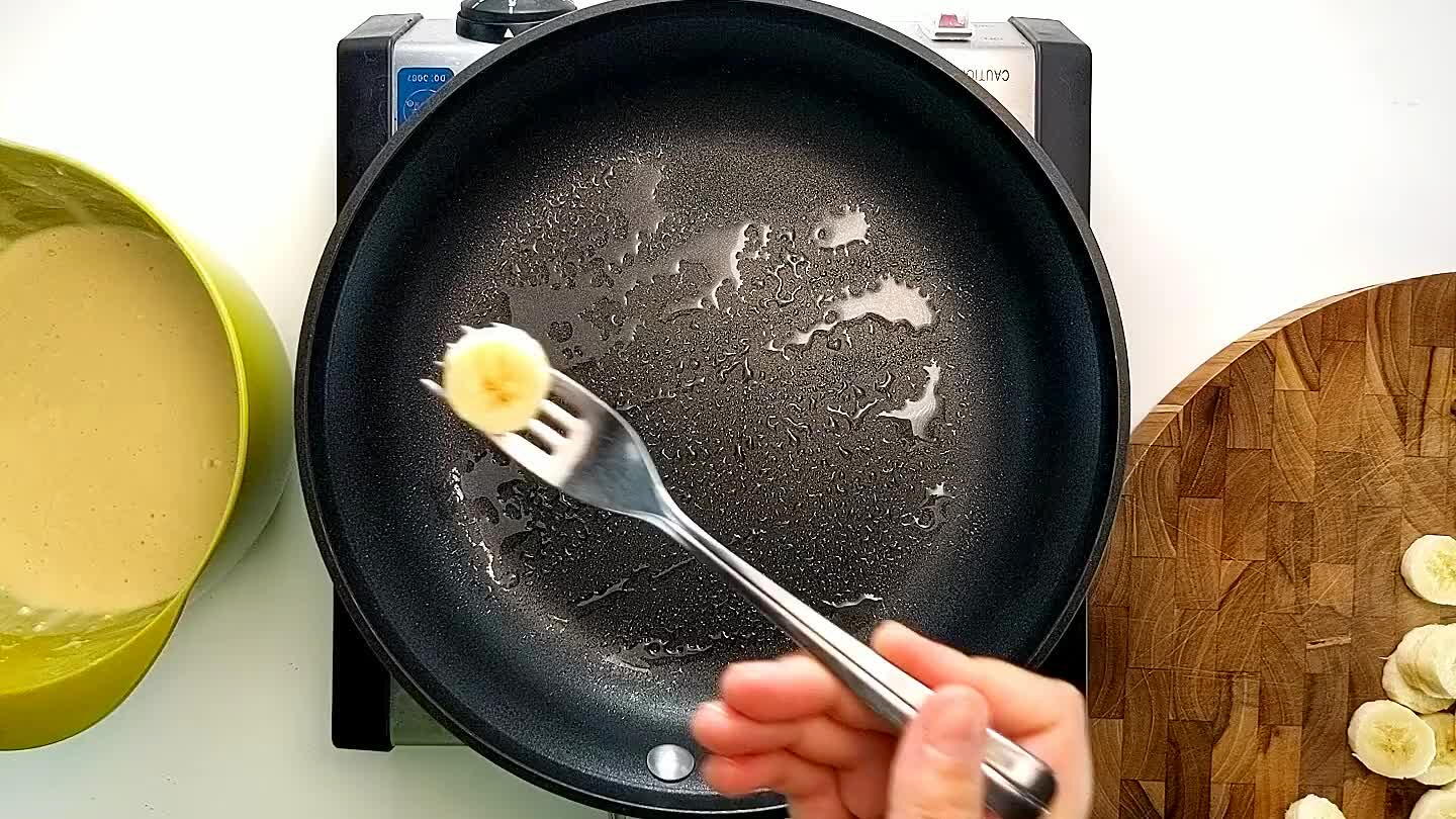 et set over medium high heat. Repeat with all the banana slices that can fit in one batch.