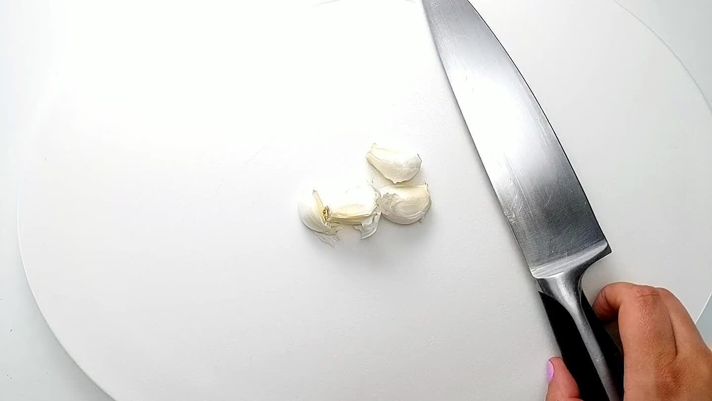 easy to remove. Chop the garlic.