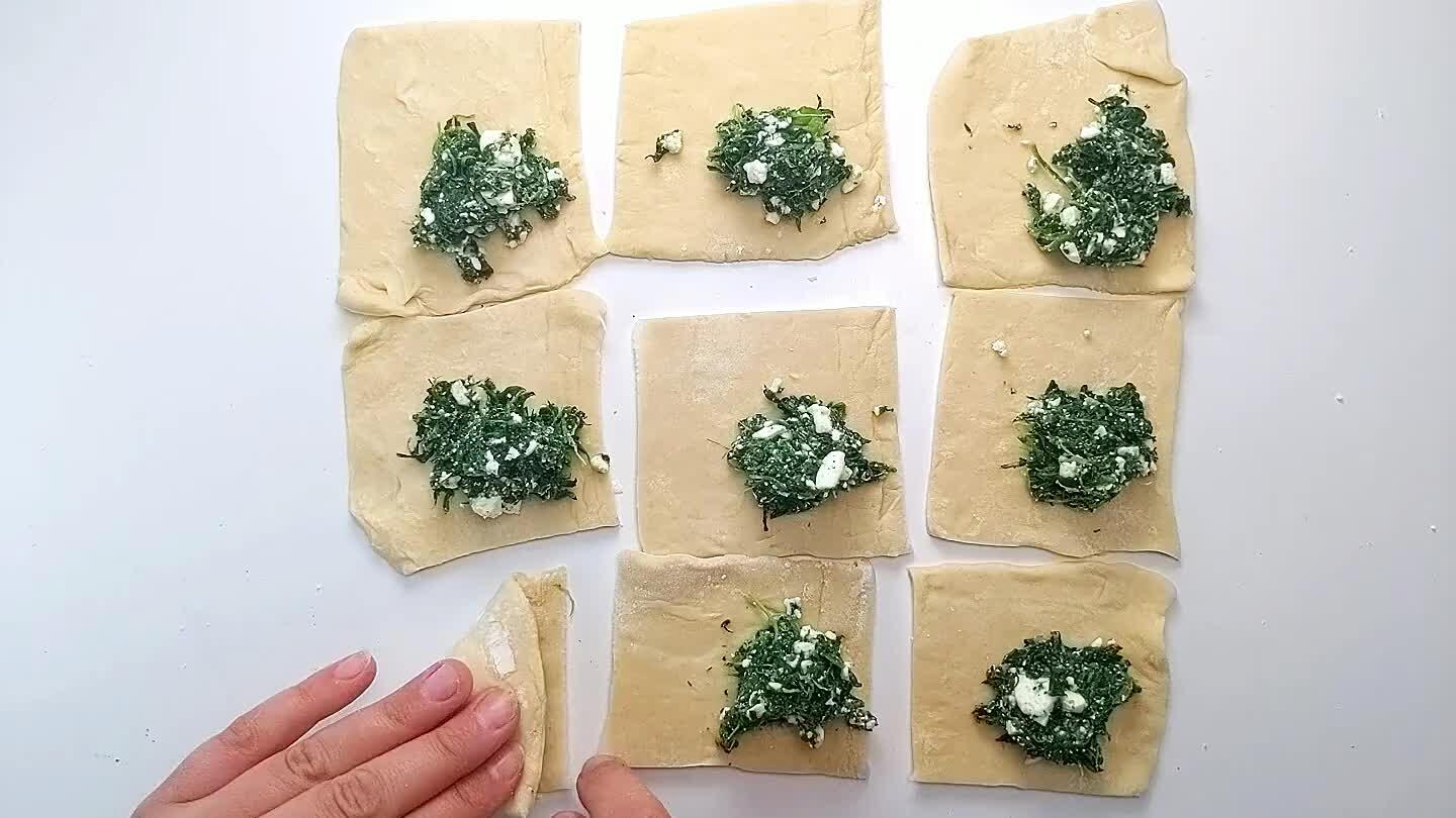 the spinach inside of the pockets the best you can.