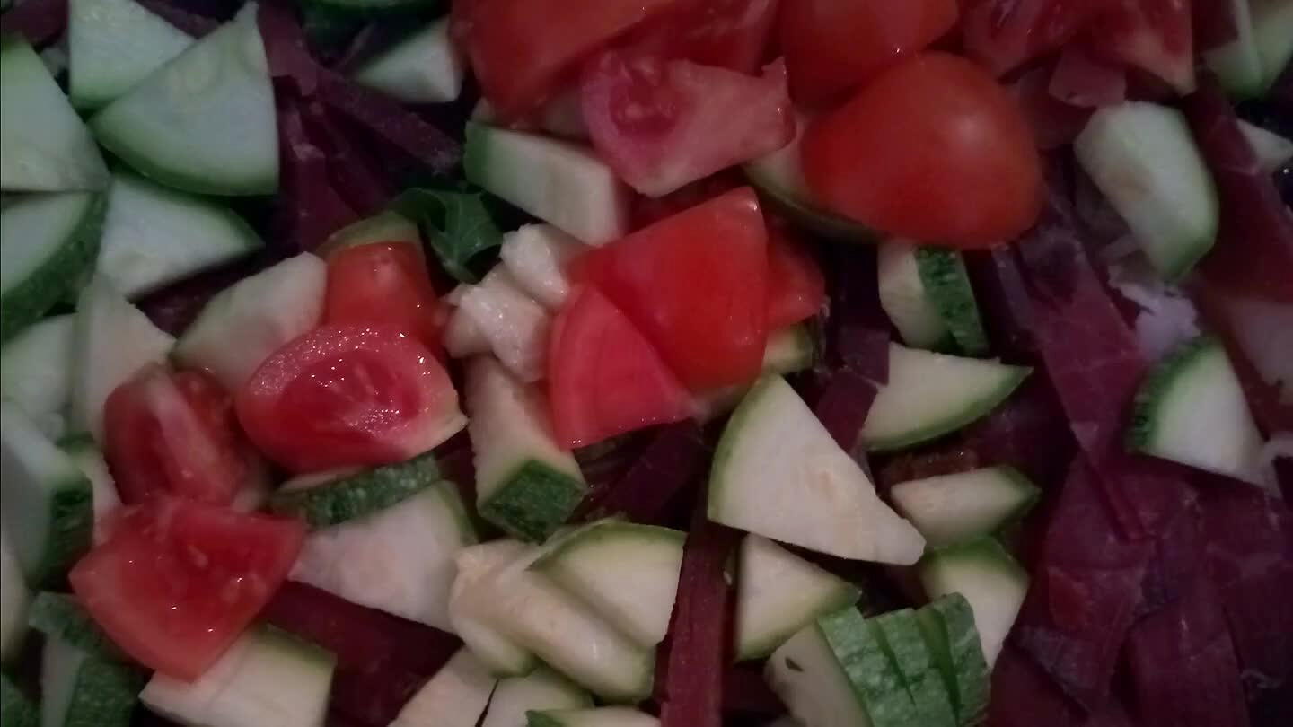 . Tagliamo a striscioline il prosciutto , sminuzziamo aglio e prezzemolo e tagliamo a dadini anche tre pomodorini. Oliamo la padella ...Cuciniamo x circa 10 Min. a fuoco lento e poi irroriamo con un bicchiere di buon vino bianco , continuiamo la cottura x circa 8 Min.