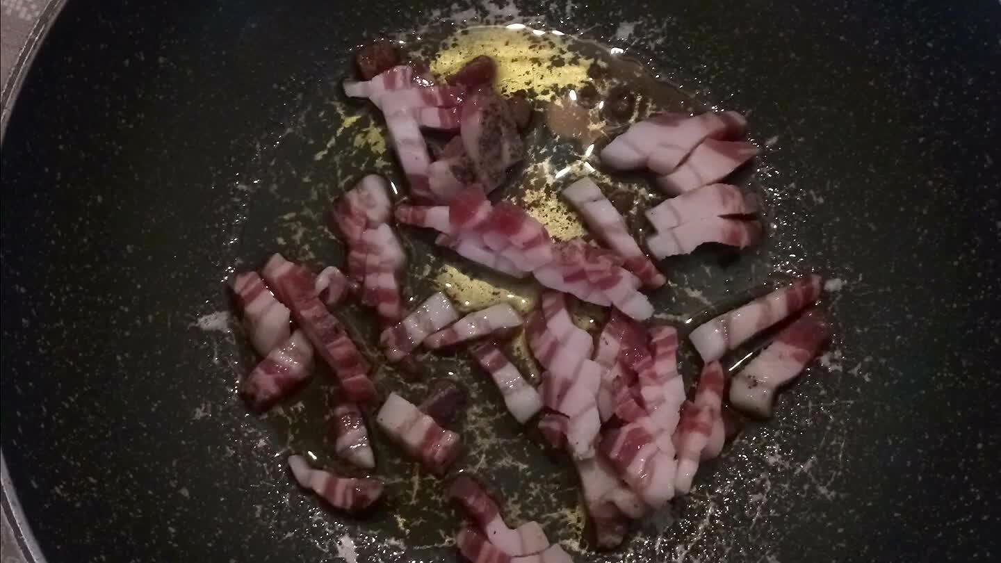 o di fondo olio , noi versiamo x amplificare l'aroma del ciócco che resta molto più appetibile ..