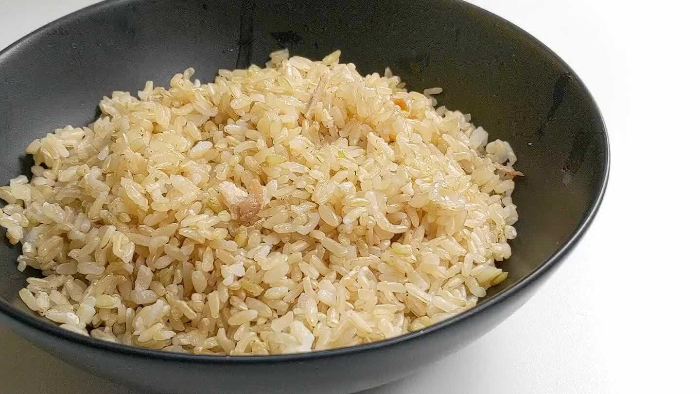tigelas. Adicione o frango e o molho.
