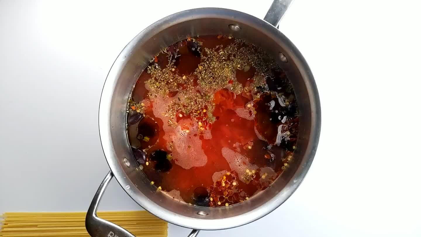 uen es colocar los espaguetis hacia arriba en el medio de la olla y soltarlos. Los espaguetis deben caer hacia afuera formando un abanico uniforme. Deja que los fideos se ablanden y se mezclen con la salsa.