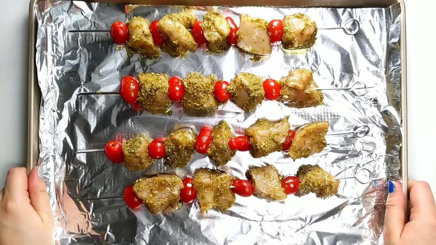 iate gli spiedini sulla teglia e cuocete in forno per 15 minuti.