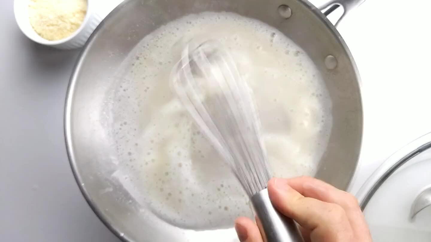 igiano grattugiato. Aspetta che il formaggio si sciolga nella salsa prima di aggiungere la successiva parte.