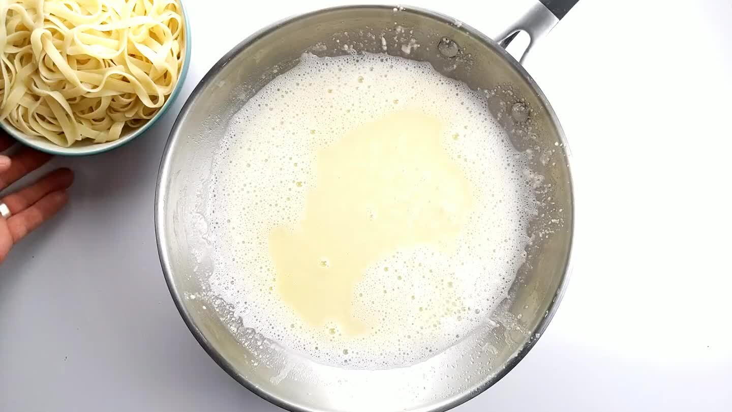 ttaccarsi al fondo della padella, aggiungi dell'acqua fresca. Non aggiungere l'acqua della pasta altrimenti la salsa potrebbe diventare troppo salata. Se hai abbastanza acqua per sciogliere bene il formaggio e il burro, puoi ridurlo fino al punto di farlo addensare in una salsa uniforme. Sii paziente adesso, questo passaggio può risultare critico da padroneggiare.