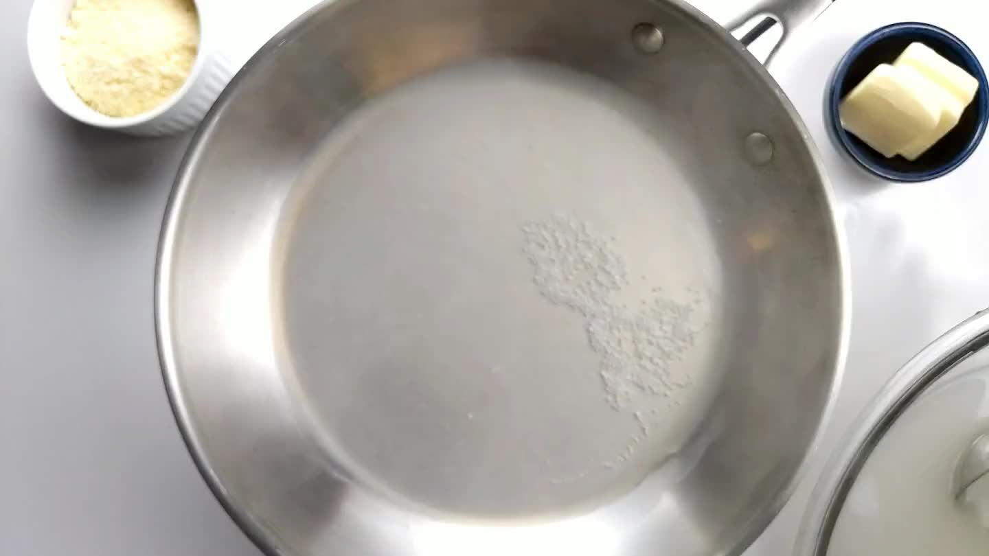 ere uniformemente il burro nell'acqua calda. Quando il burro inizia a sciogliersi, mantecalo rapidamente. L'obiettivo è quello di far dissipare l'acqua nel burro fuso fino a formare un'emulsione lenta. assicurati di avere una padella inerte o lo sfregamento del metallo sul metallo potrebbe deteriorare la padella o generare alcuni strani sapori.
