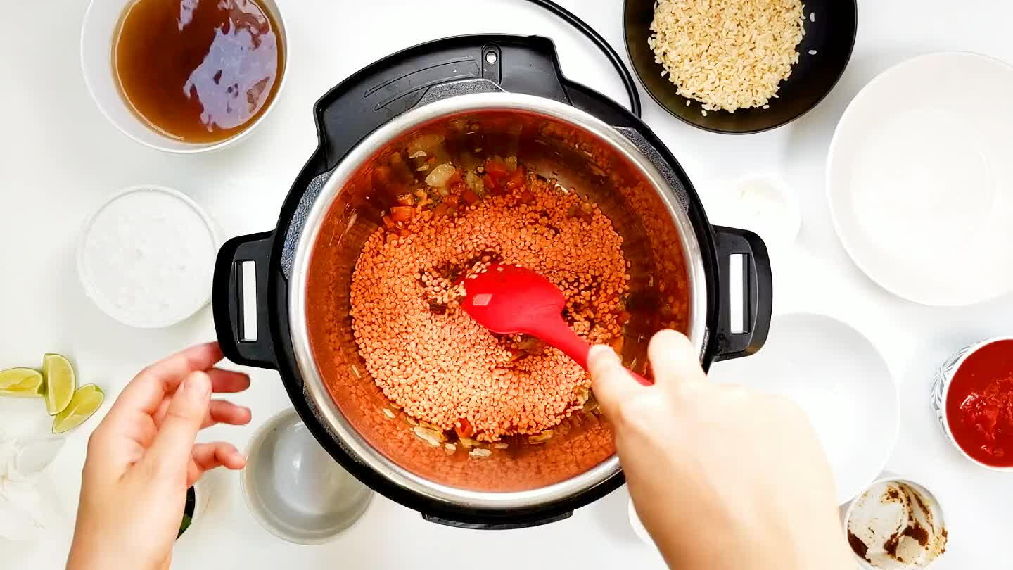 чевица покрыта пастой карри и маслом. Затем добавьте кокосовое молоко.
