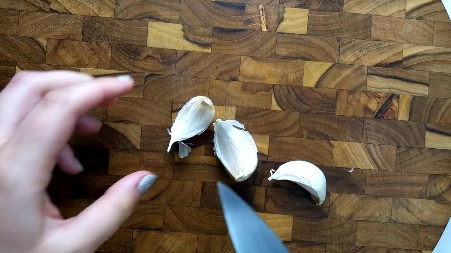 so, comece a ferver um pouco de água. Você precisará de 2 xícaras de água fervente mais tarde.