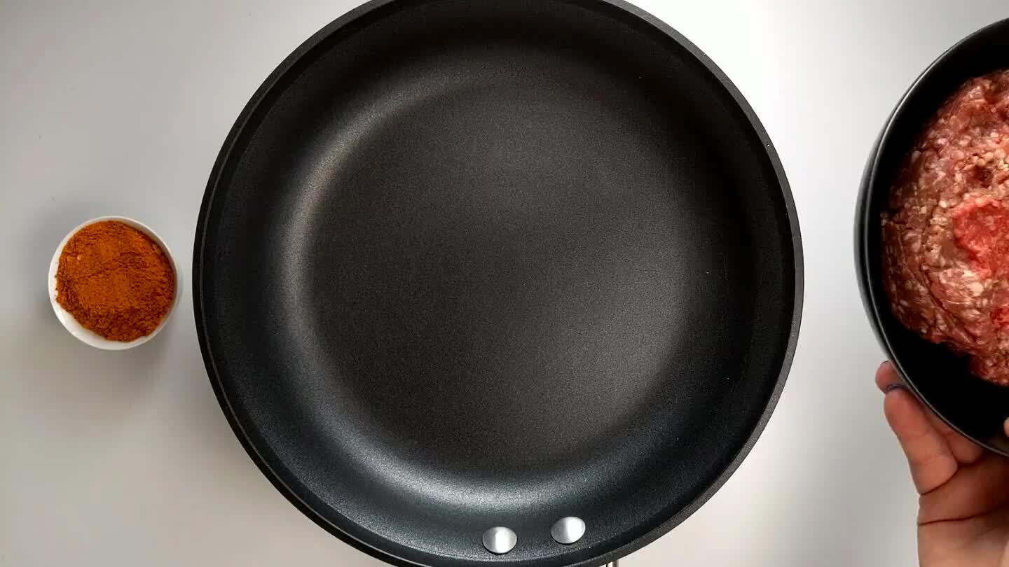 om uma espátula enquanto cozinha. Cozinhe por 6 minutos ou até dourar completamente. Drene tudo, exceto uma colher de sopa de gordura da panela.