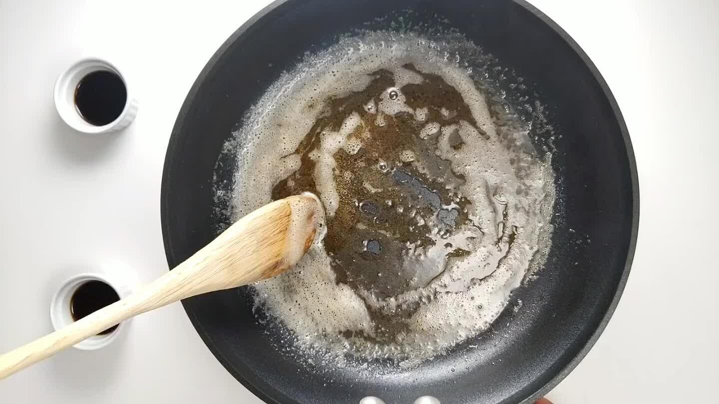o de soja. Tenha cuidado porque ele vai espirrar um pouco quando você colocá-lo na frigideira.