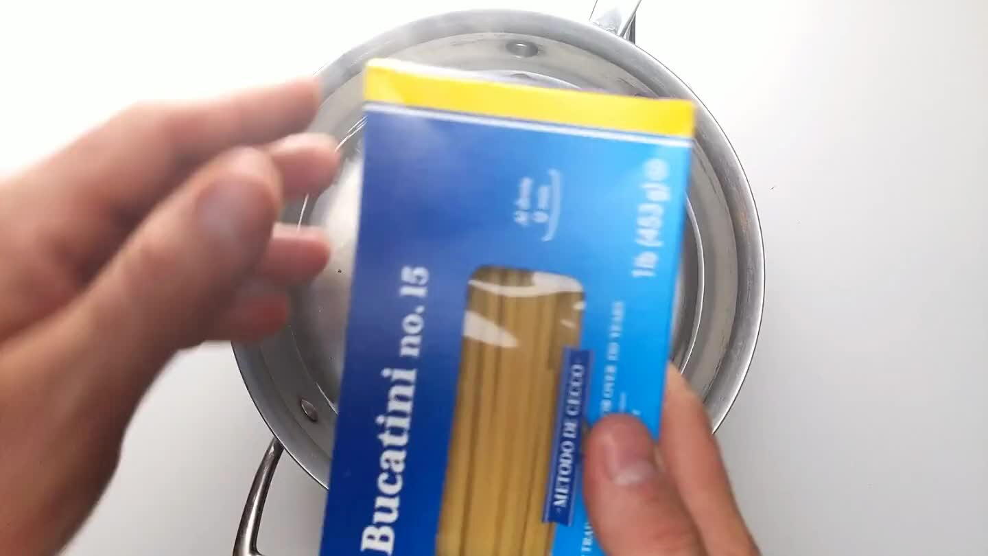でる。ほとんどのパスタ、特にこのようなトマトソース系のパスタは、ソースと和える時にパスタがちょうどよい硬さになるよう仕上げるとよい。