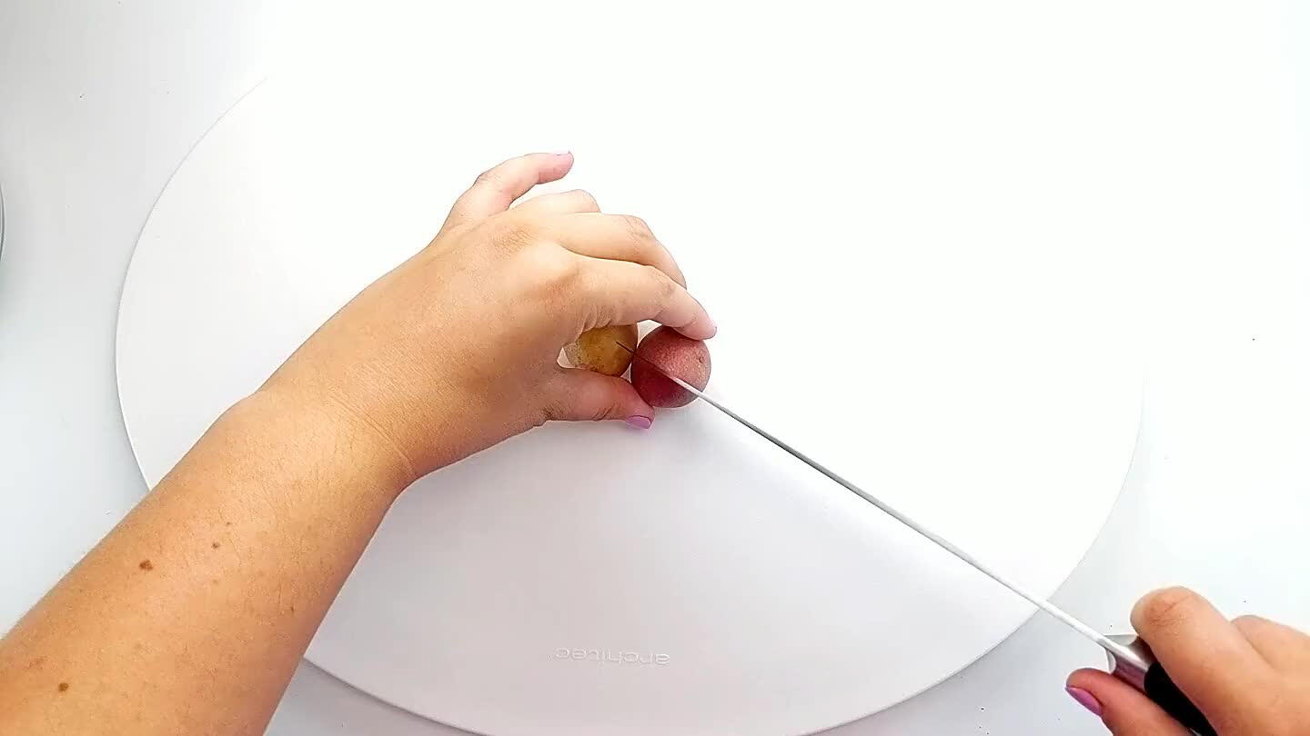 ta tagliarle in pezzi più piccoli.