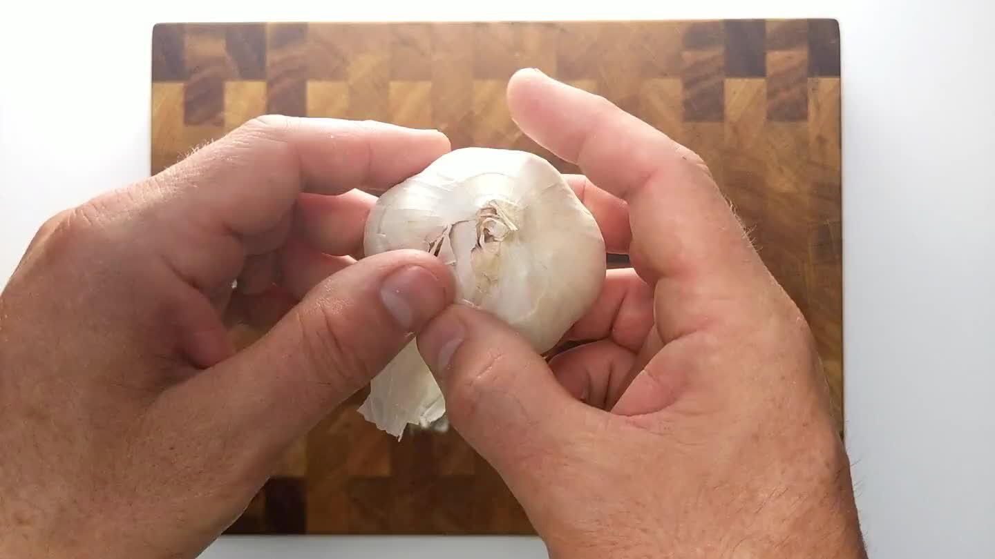 e ajo siempre es un reto. Si cortas el extremo de la raíz, puedes intentar meter la uña entre la piel y la carne.