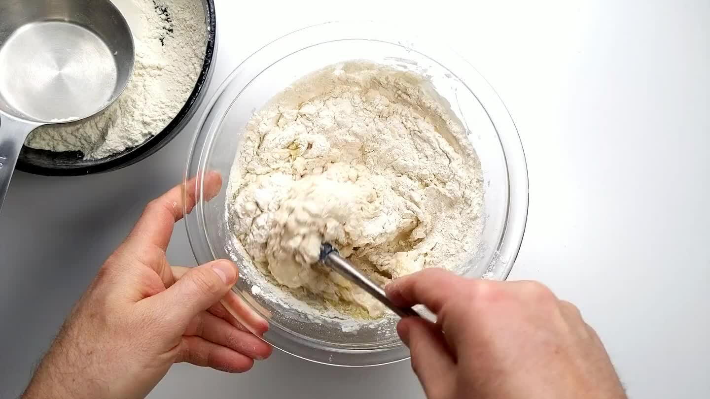 r suficiente harina para formar una masa húmeda. Debería sobrar entre 1/2 taza y una taza de harina.