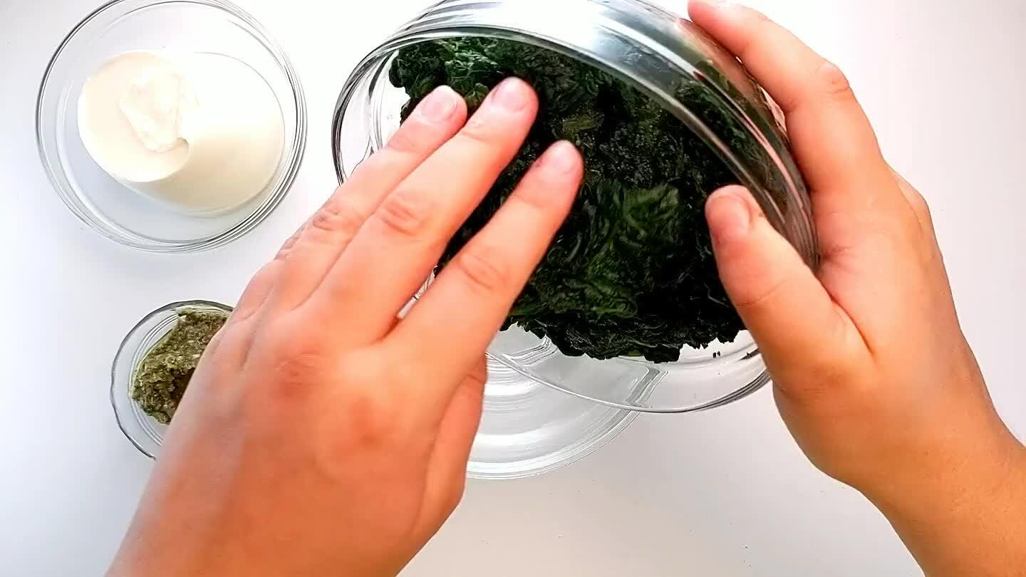 fridge overnight. Once thawed, add the spinach, pesto and ricotta to a mixing bowl.