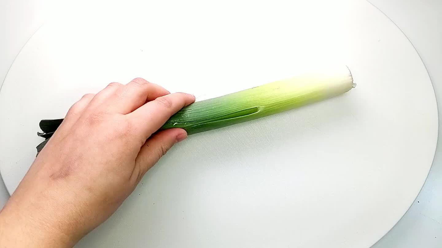 ark green leaves intact to hold the leek all together. As you chop, peel away the dark green leaves and chop the inside layers until no more white or light green remains.