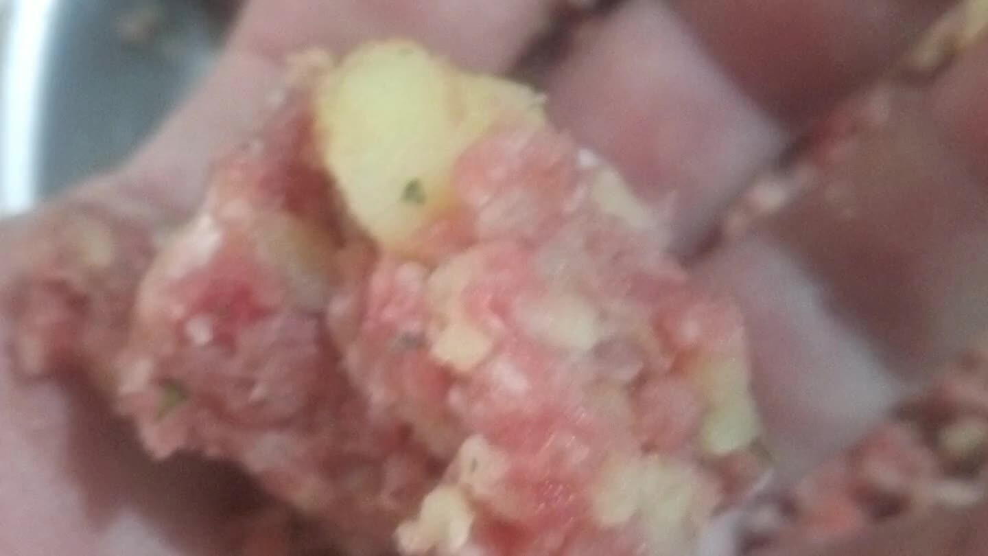 mano e l'altra facciamo delle palline di impasto