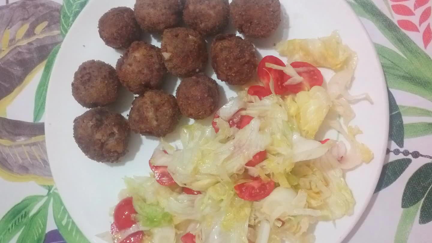 una buona croccantezza e una volta sgocciolate su un pezzo di panno assorbente posiamole sul piatto insieme all'insalata...